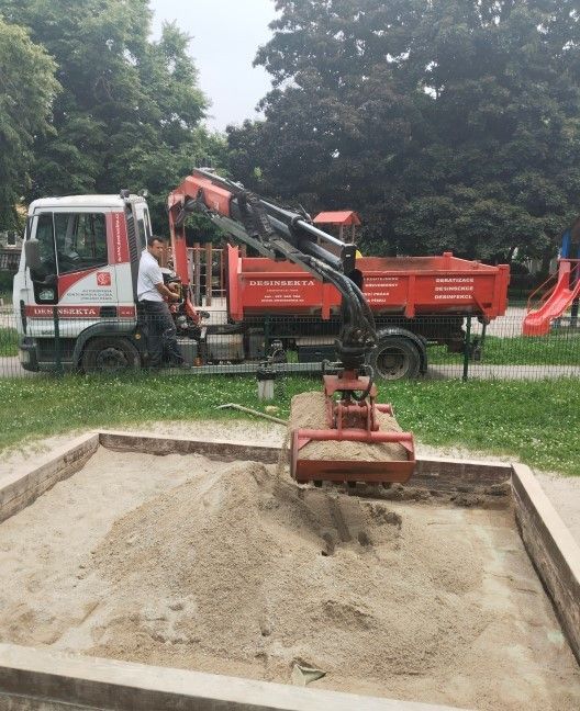 Pískoviště a umělé povrhy hřišť na Trojce prochází obnovou