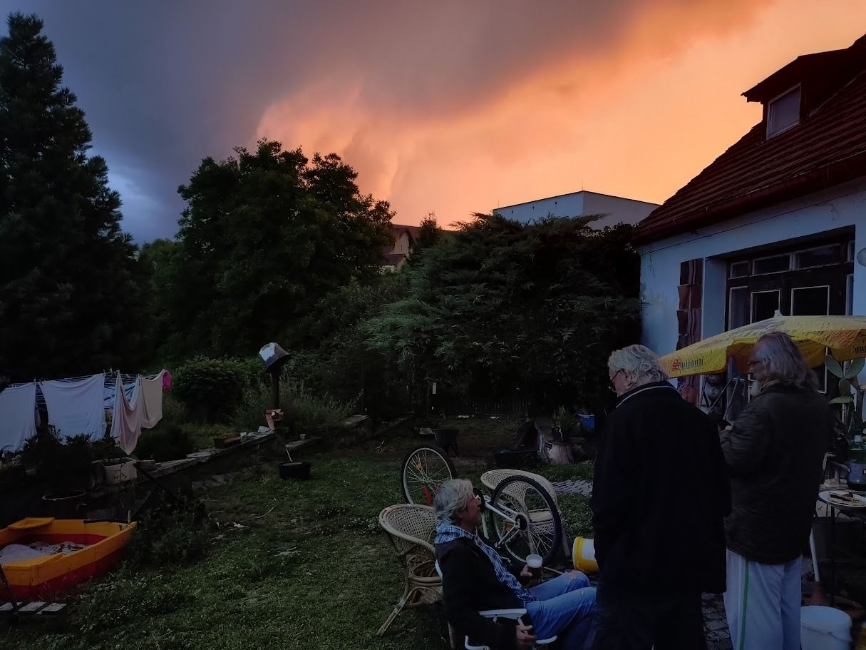 Bouře nakonec dorazila a přinesla barevné mraky