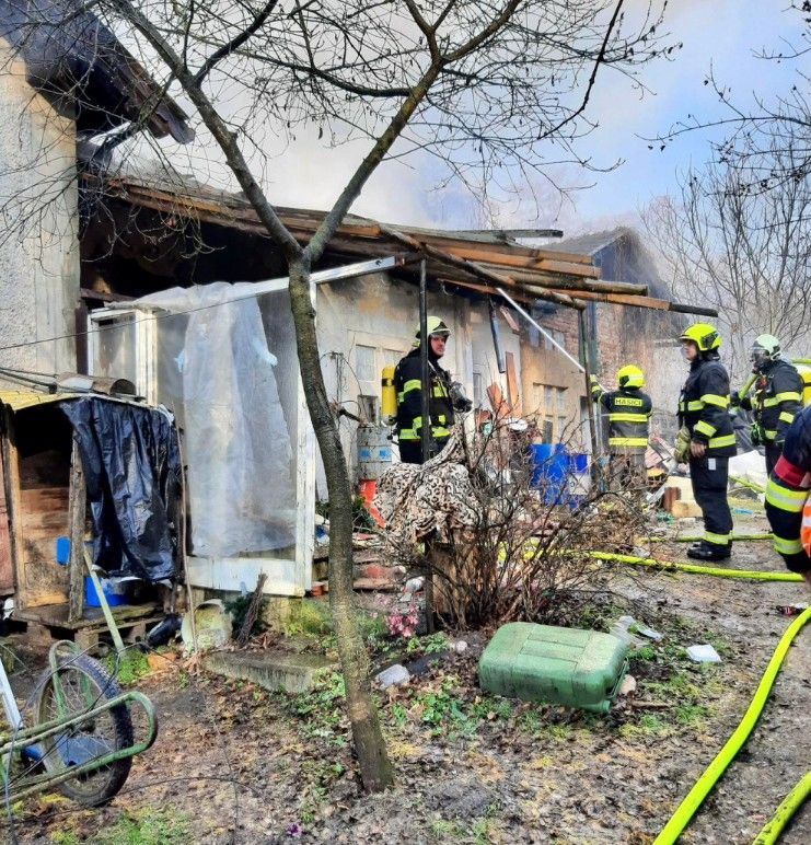 Deset hasičských jednotek zasahuje při požáru domu