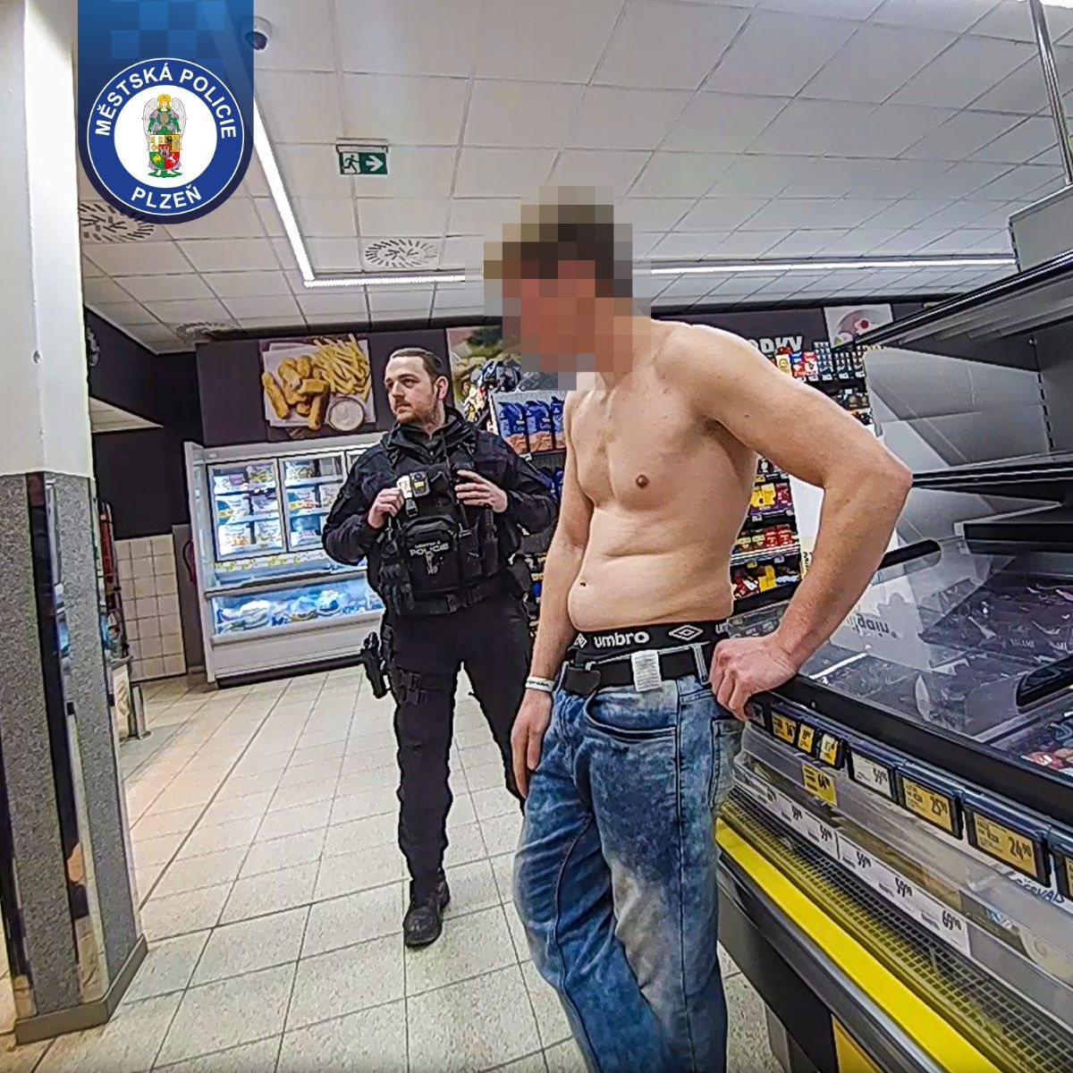 Do půl těla, 2 promile a kokain, rozruch v plzeňském supermarketu