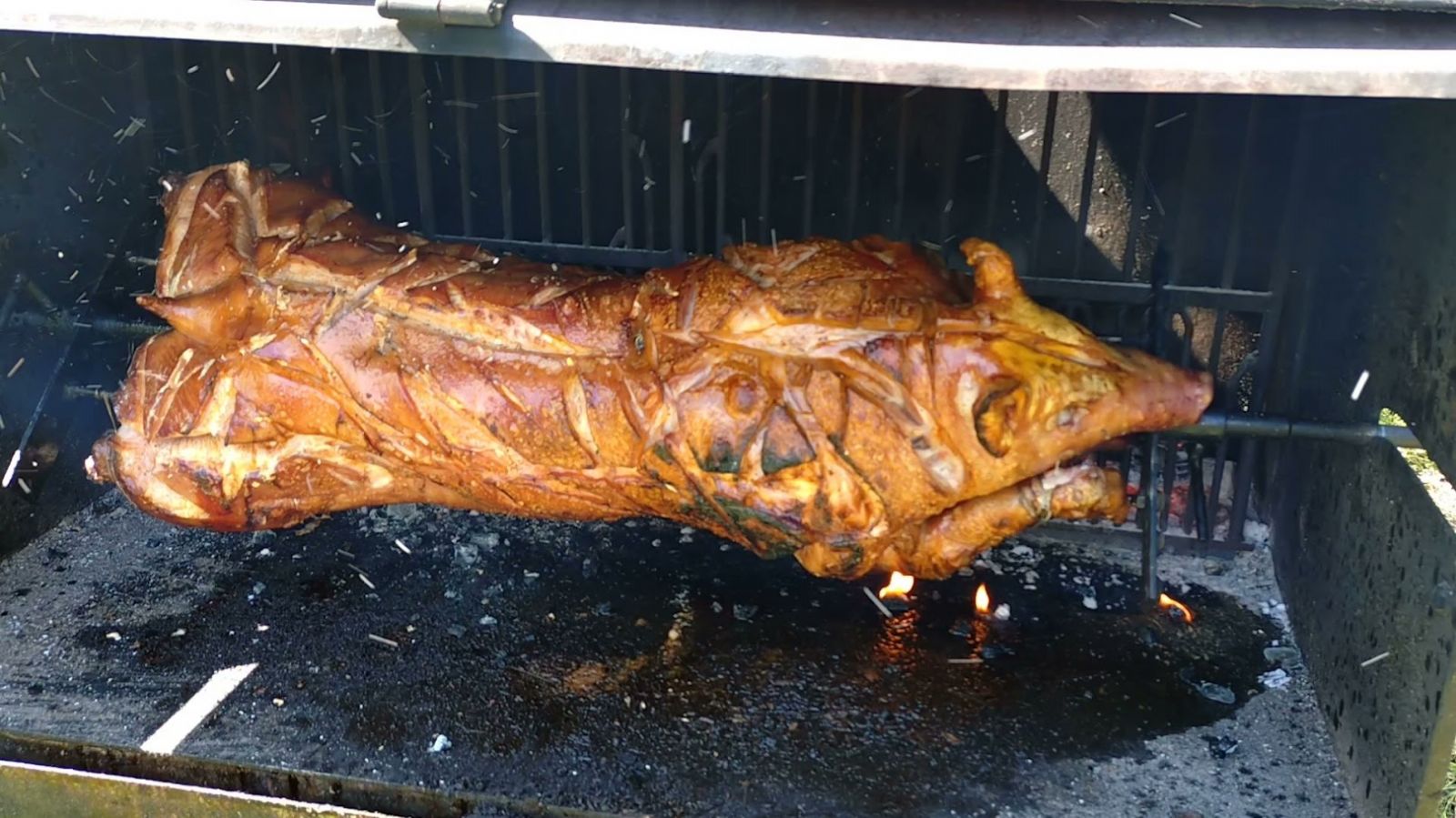 Hartmanice lákají o víkendu na mistrovství v opékání prasat