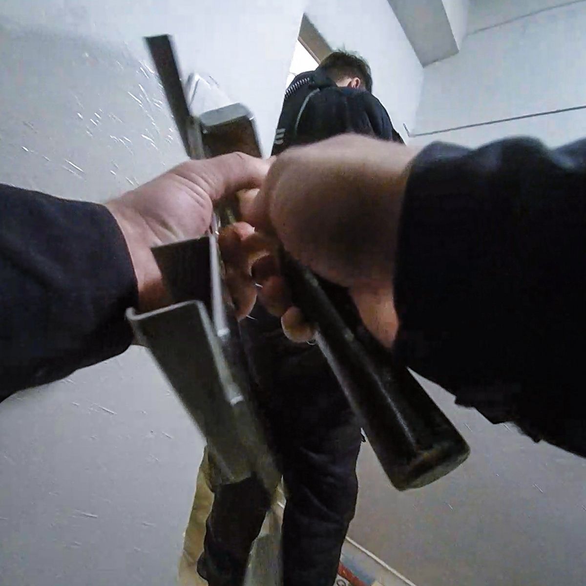 Městská policie zachránila nemocného chlapce za zabouchnutými dveřmi