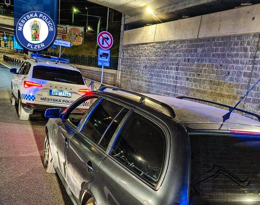 Opilý řidič, bez řidičáku porušil zákazu vjezu