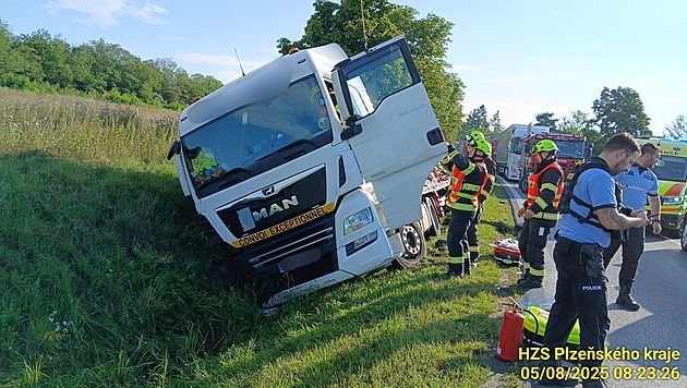 Řidič kamionu s betonovými panely zkolaboval u Chotěšova