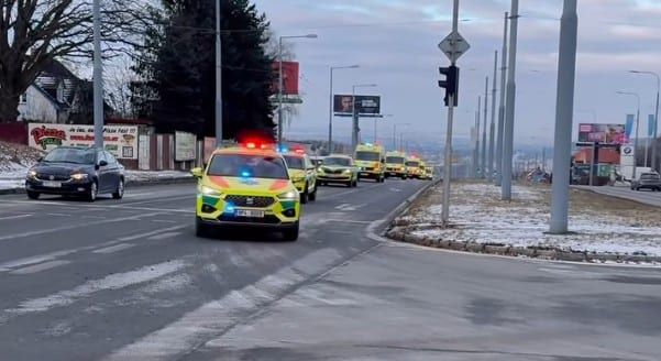 Smuteční jízda plzeňských záchranářů projela městem (video)