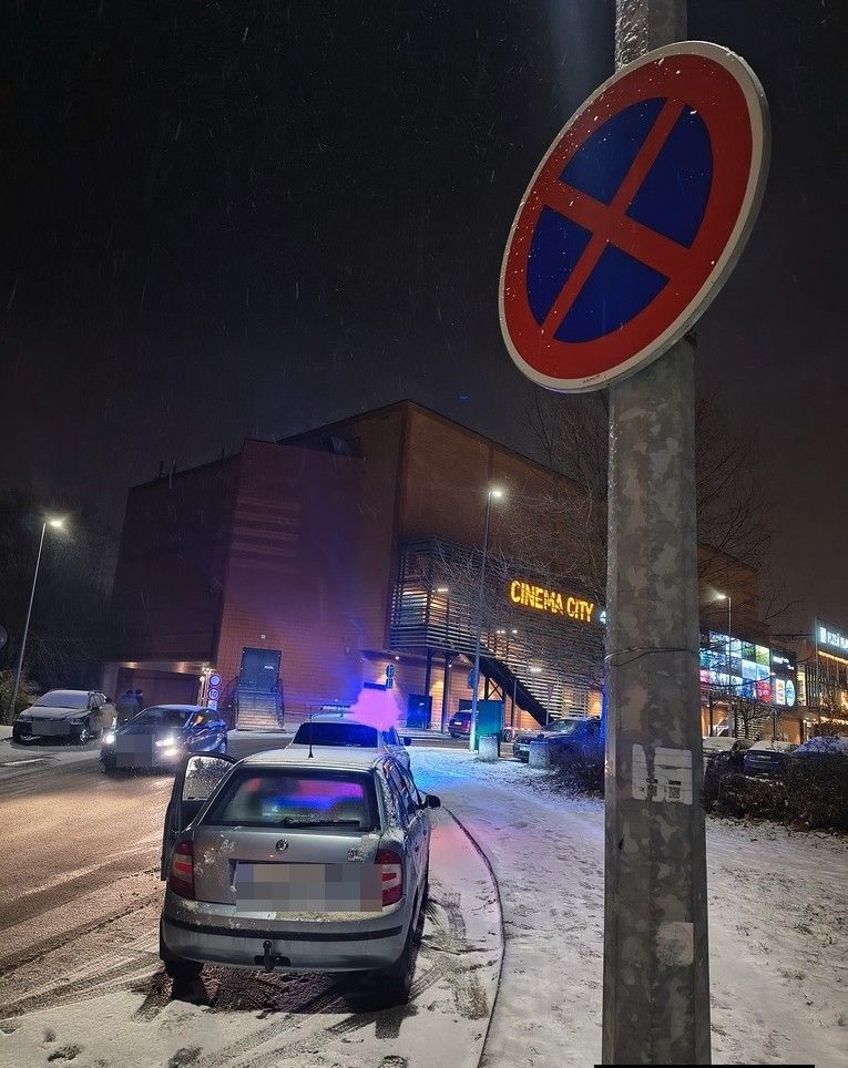 Bez řidičáku a bez technické si parkoval na zákazu zastavení u Plazy