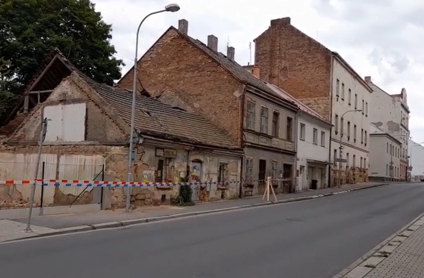 V Plzni se propadla střecha vybydleného domu, zranění nejsou
