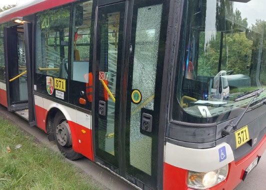 obrázek: Agresor zaútočil na autobus, hrozí mu až rok vězení