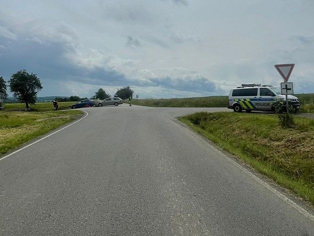 Čelní srážka dvou Octavií u Šťáhlavic - čtyři zranění, včetně dětí