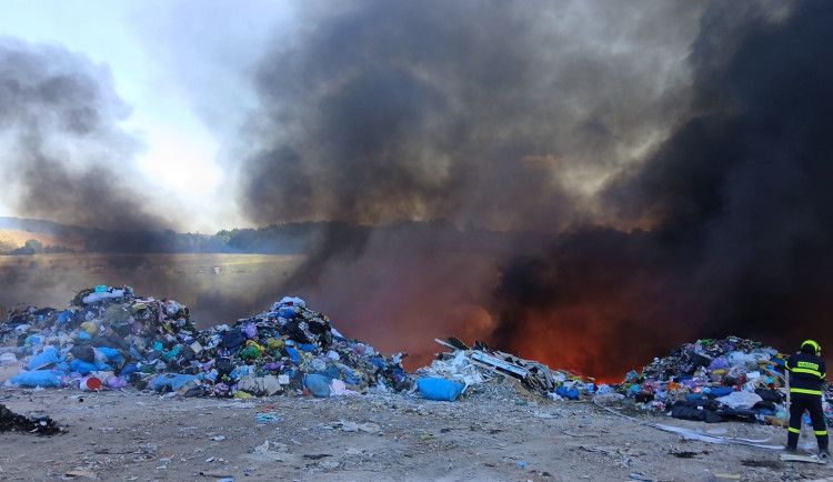 Černý dým ze skládky a požár v Kařezu mobilizovali hasiče