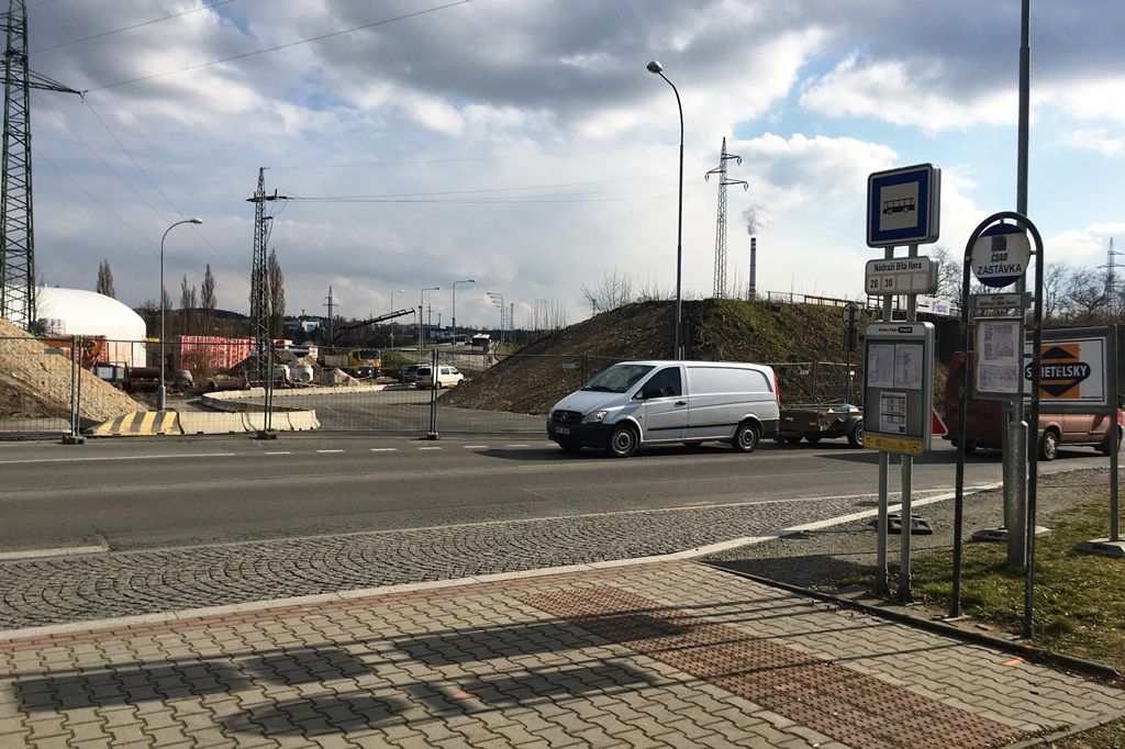 Křižovatku na Jateční čekají změny, řidiči se musí obrnit trpělivostí