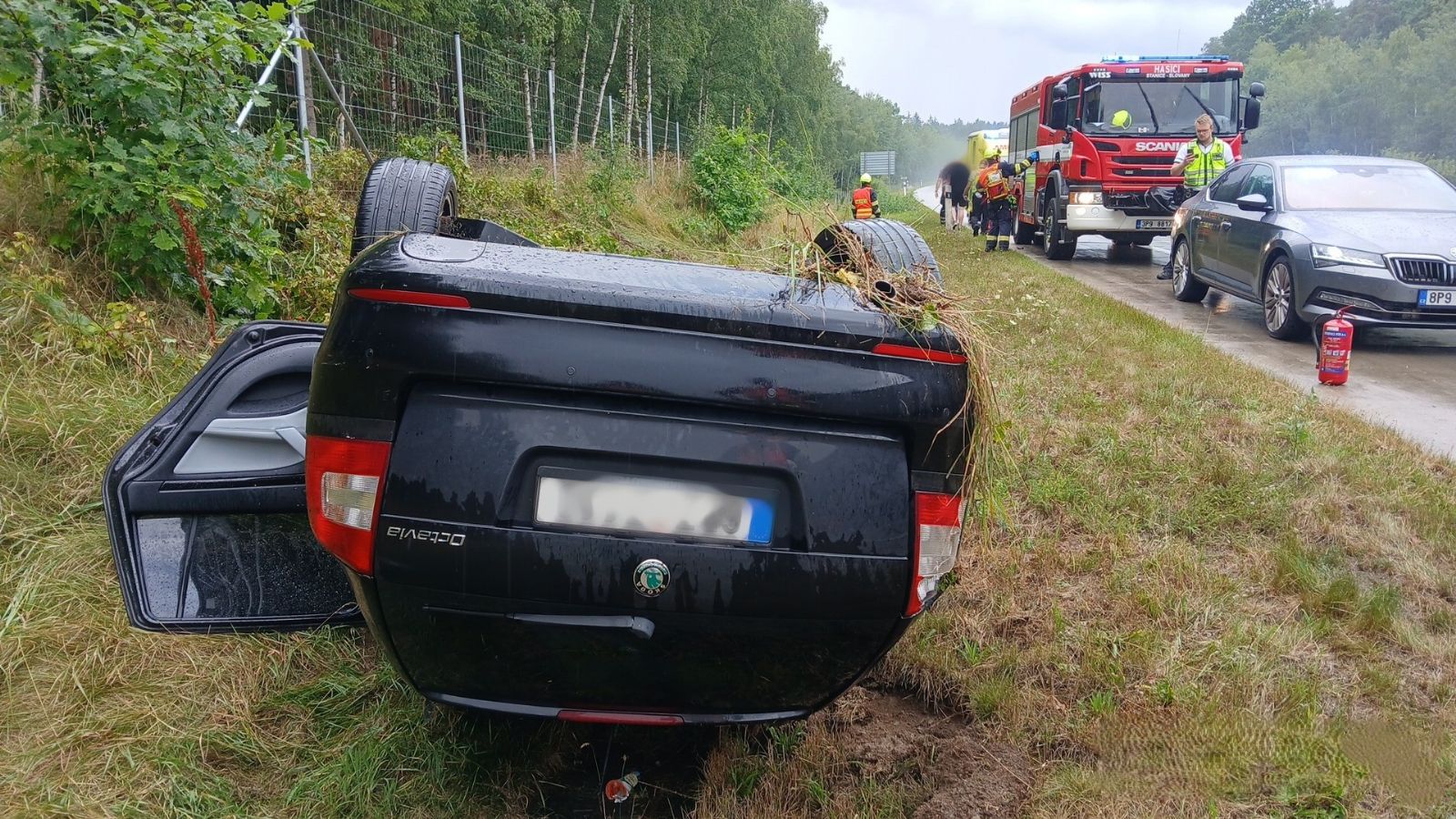 Opilý řidič na D5 poslal škodovku na střechu