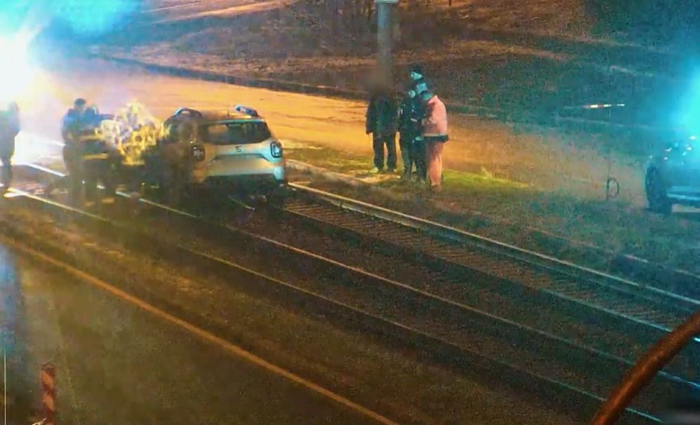 obrázek: Opilý senior uvízl s Dacií na tramvajových kolejích v Plzni