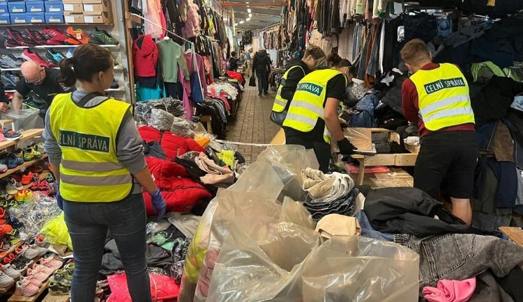 Padělané oblečení míří do sociálních zařízení po celé ČR