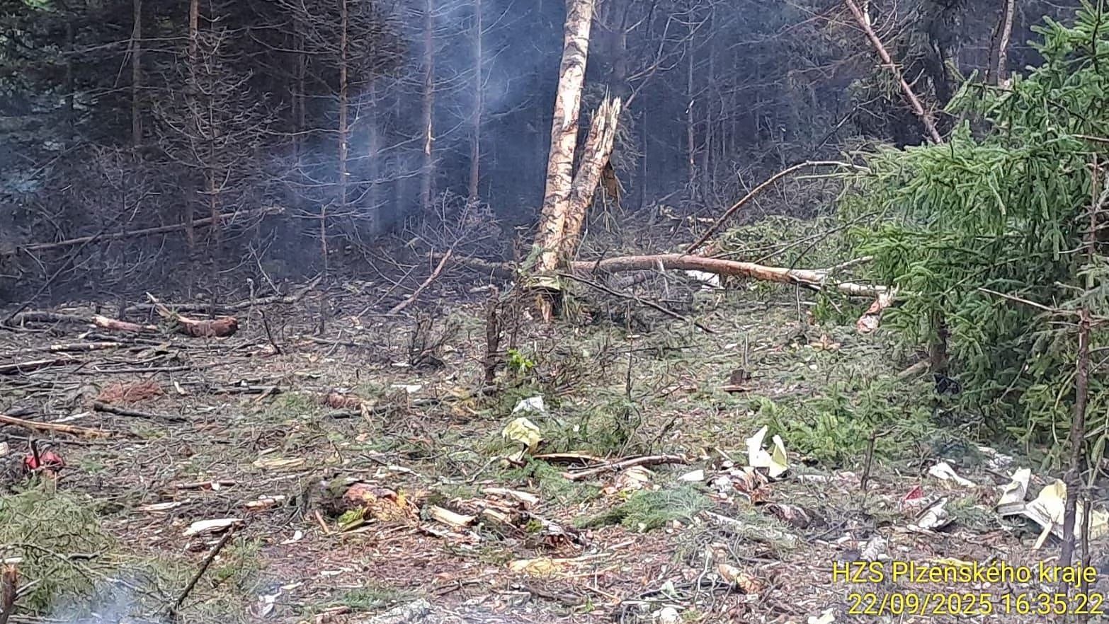 Tragédie na Plzeňsku - havarované letadlo zachvátil požár, pilot zemřel