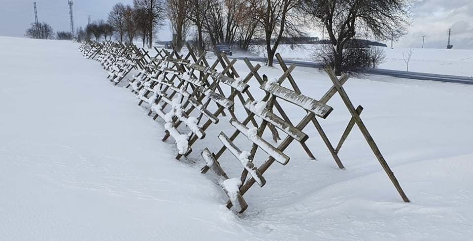 Z polí mizí zásněžky, instalaci brzdí vlastníci i krádeže dřeva