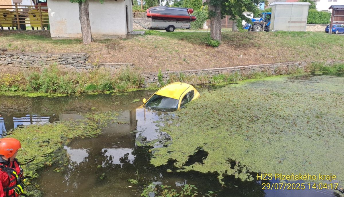 Auto spadlo v Plzni do rybníka 