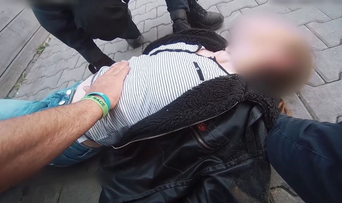 Bezdomovkyně bojovala při testu a zkolabovala 