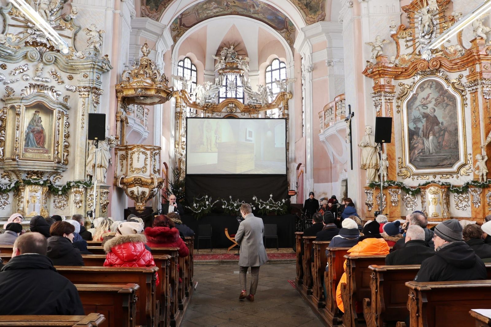 Biskup Holub požehnal nové kapli Křtu Páně v Dobřanech