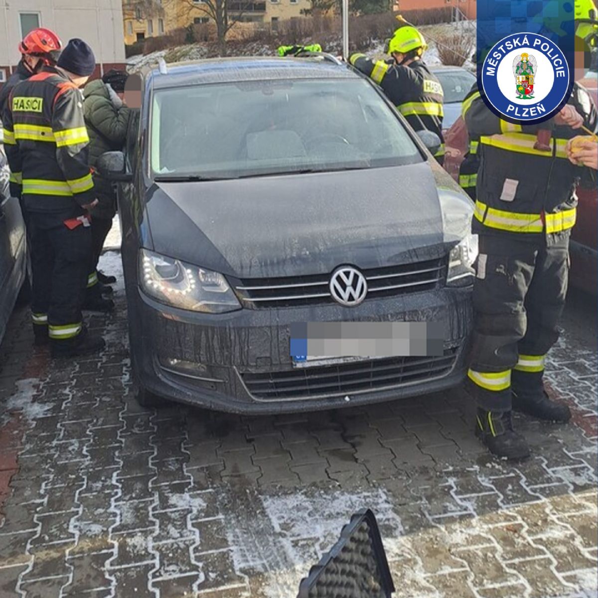 obrázek: Malého chlapce zamklo auto kvůli technické závadě, vysvobodili ho hasiči