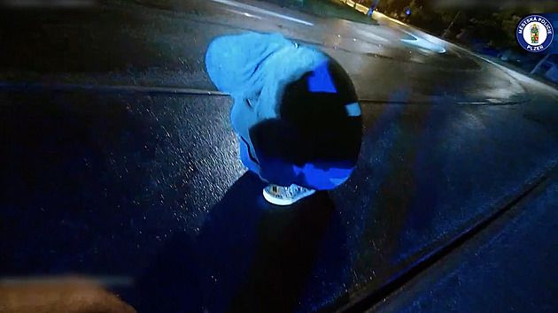 Chybělo kousek od další tragédie na kolejích - strážníci zachránili spící dívku