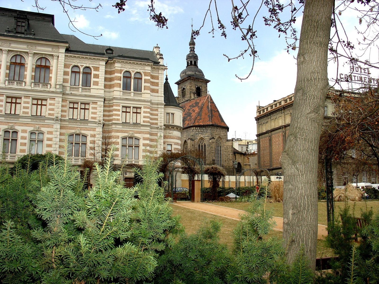 Křižíkový sady mají nové inovativní chodníky
