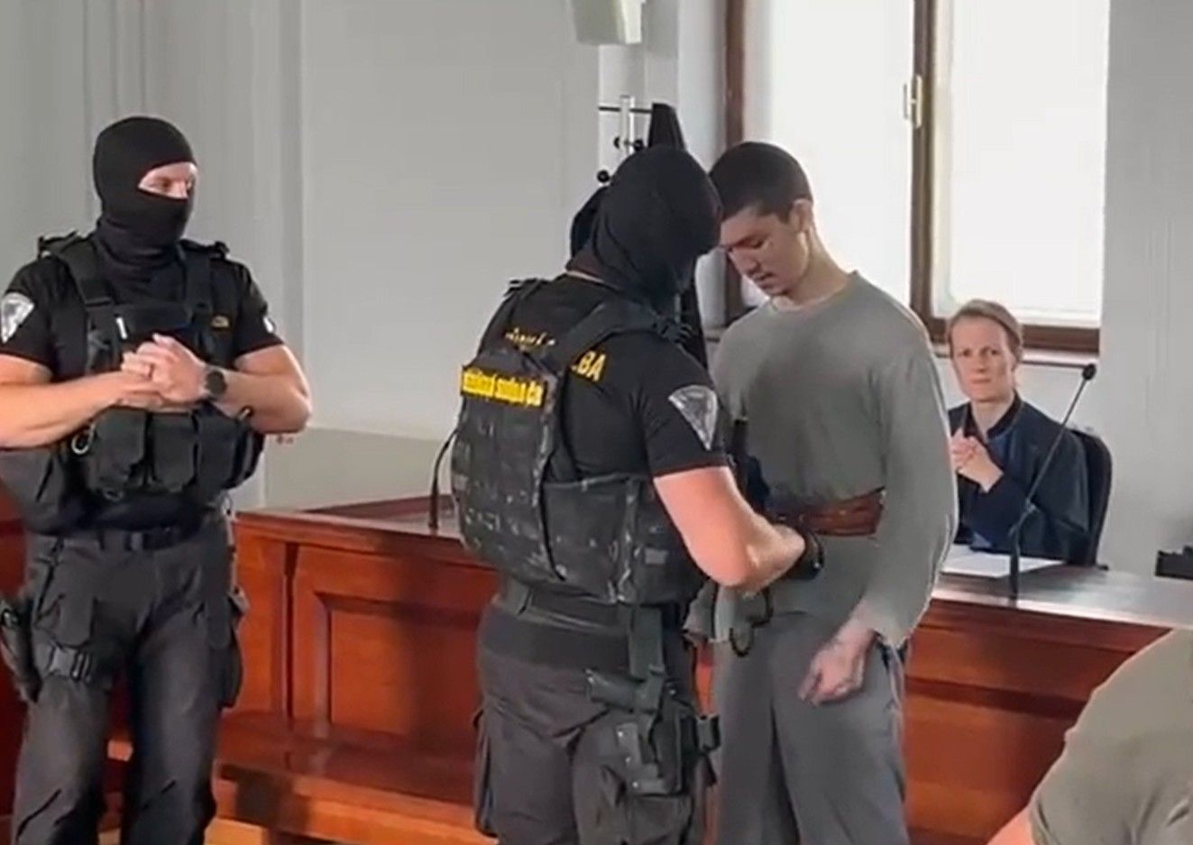 Krvavé drama ve věznici - vězni u soudu za pokus o vraždu a žhářství