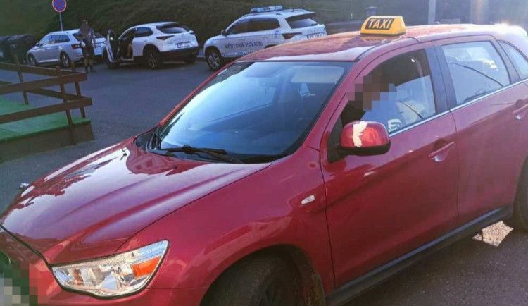 Muž s zákazem řízení chycen v ukradeném TAXI