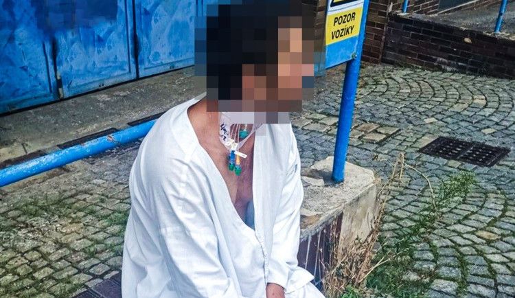 Odskočil si z nemocnice, z krku mu přitom čouhaly hadičky