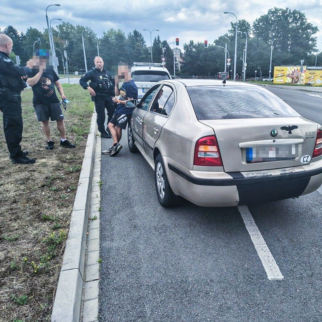 Opatrná jízda vzbudila pozornost strážníků, mladý řidič vyrazil bez řidičáku