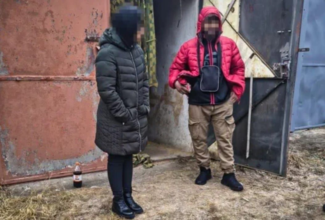 Pár se zabydlel v cizí garáži, postavili si stan a zapojili přímotop