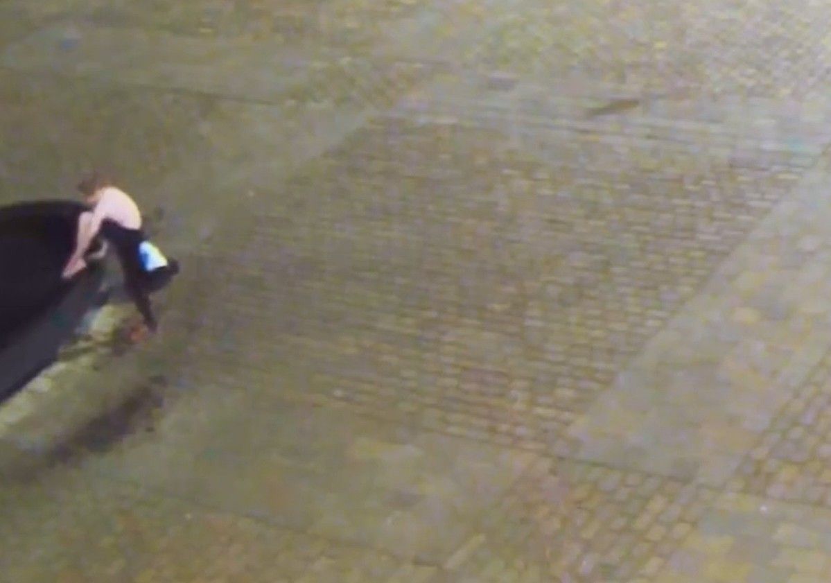 Muž proměnil kašnu na náměstí v umývárnu