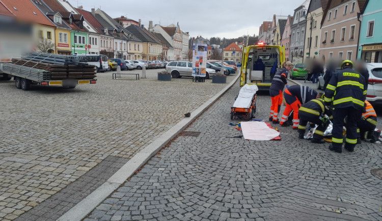 Náklaďák srazil seniora - těžce zraněný muž v nemocnici