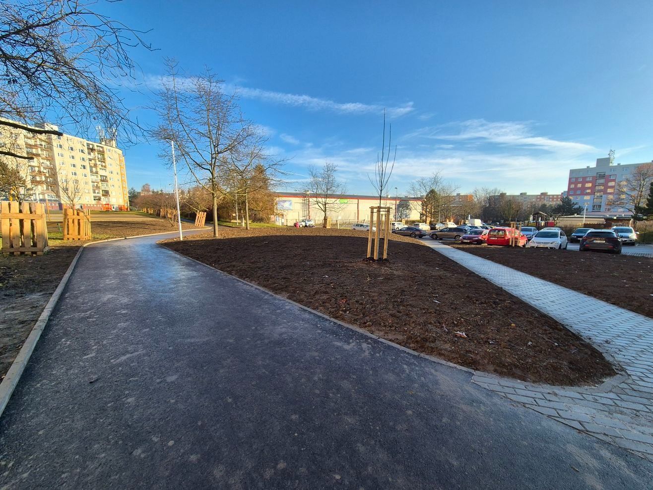 Nová pěší trasa vnitroblokem propojuje školy a panelové domy