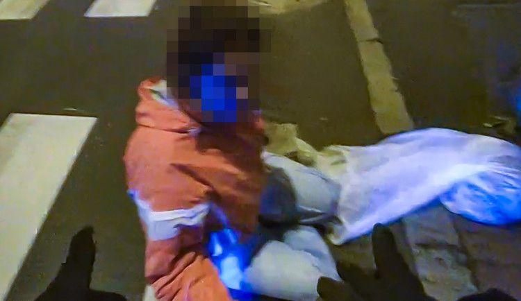 O vlásek unikla tragédii - dívka usnula uprostřed tramvajového pásu