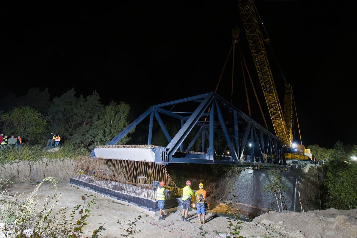 Obří jeřáb usadil 184 tunovou konstrukci Faltusova mostu