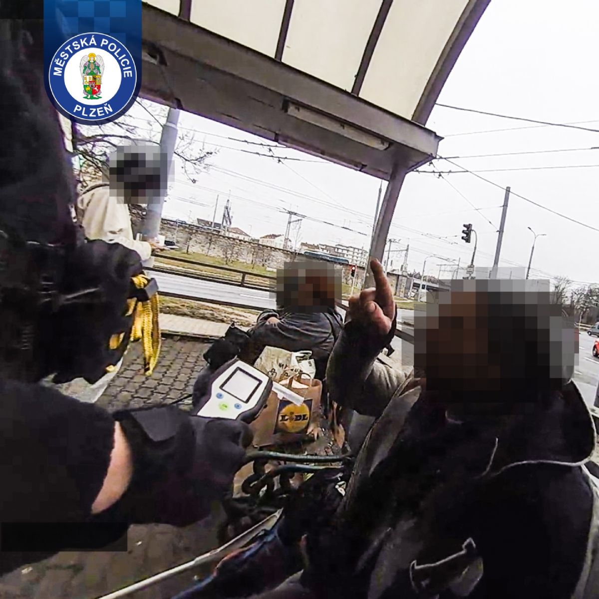 Opilec v Plzni napadl strážníky, skončil na záchytce