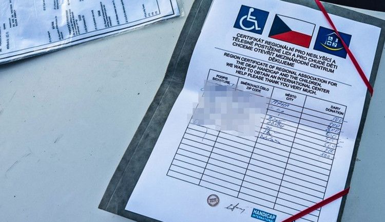 Podvodník okradl seniorku, předstíral sbírku pro neslyšící