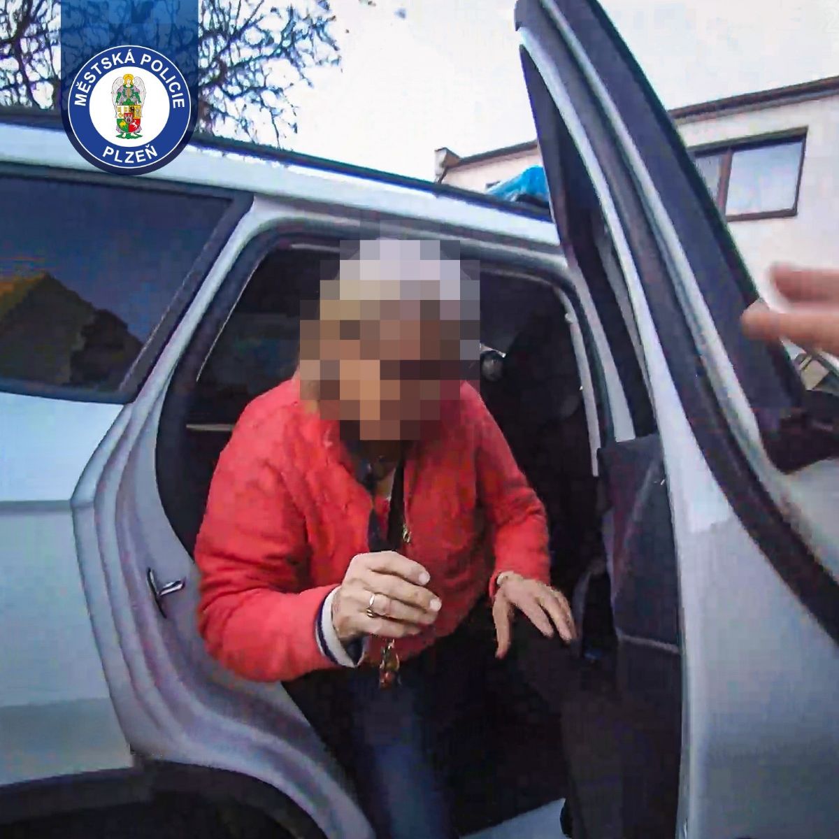 Policista mimo službu zachránil zmatenou seniorku v Plzni