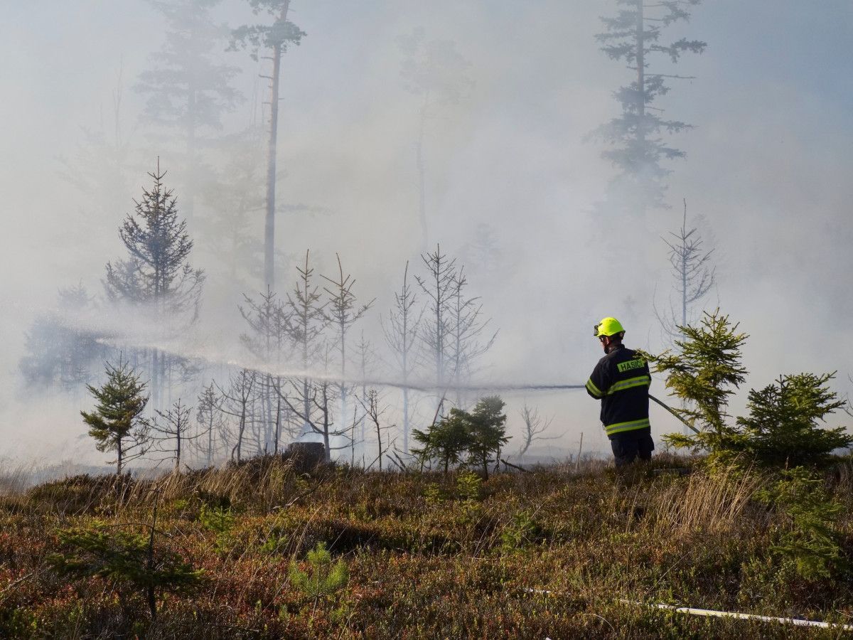 Požár v Brdech, hasiči museli nasadit vrtulník