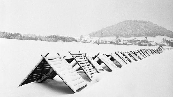 Proč mizí kolem silnic užitečné zásněžky?