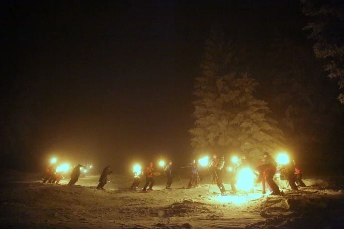 Silvestrovský sjezd Špičáku se nakonec uskutečnil pěšky