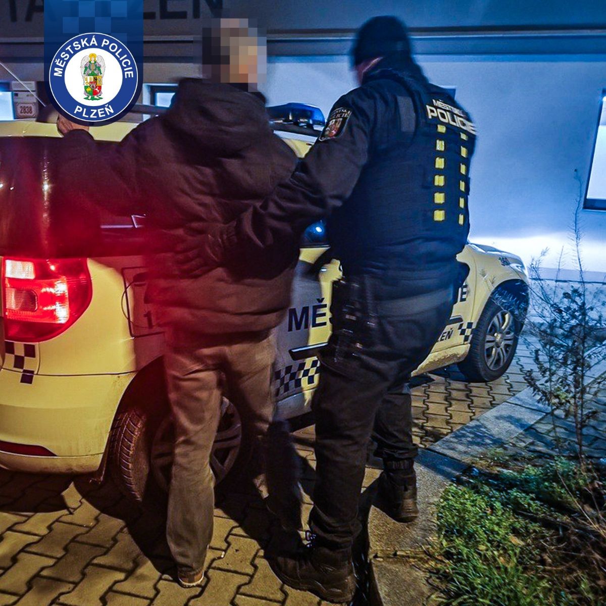 Strážníci v Plzni dopadli dvě osoby hledané celostátně