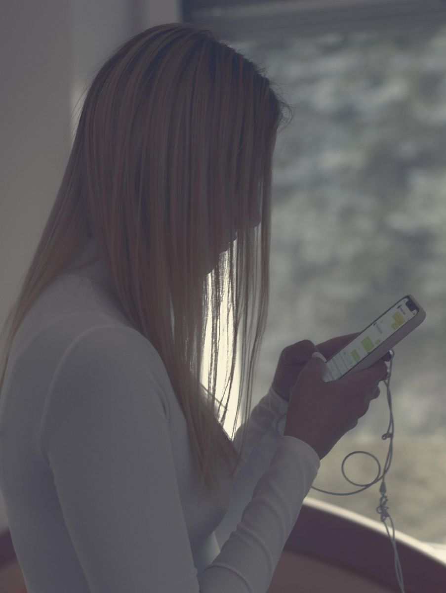 Učitel odsouzen na 2 roky vězení, posílal pornografii a osahával žákyně