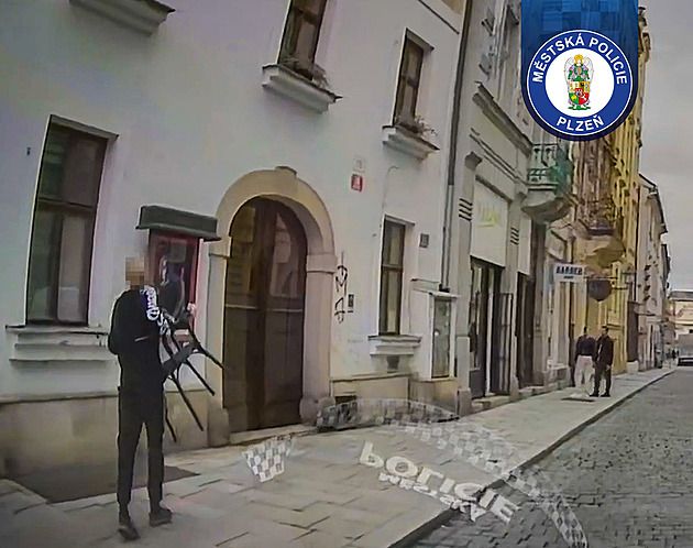 Zamilovaná zlodějka ukradla křeslo jako dárek