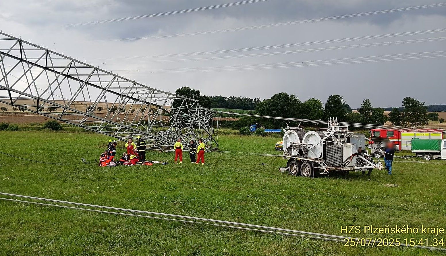 obrázek: 31letý muž těžce zraněn pádem stožáru na Plzeňsku