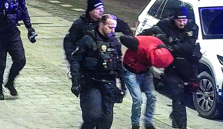 obrázek: Opilý cizinec s 3,23 promile napadl řidiče MHD v Plzni, skončil na záchytce