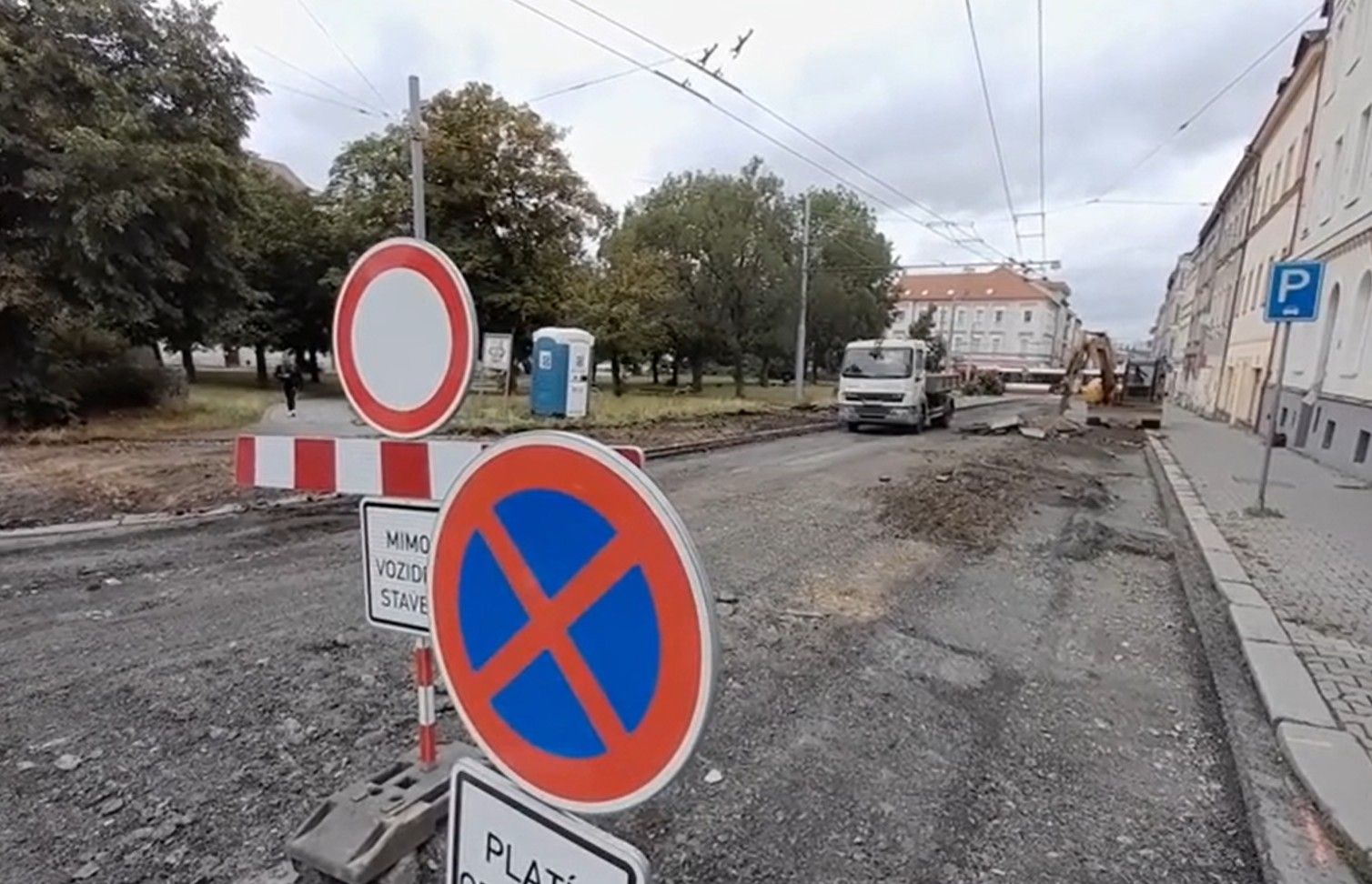 Opravy na Husově náměstí omezí dopravu i MHD do konce roku