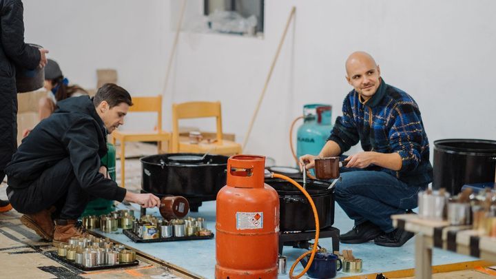 Plzeňští skauti vyrábí z plechovek svíčky pro Ukrajinu, hoří dlouhé hodiny