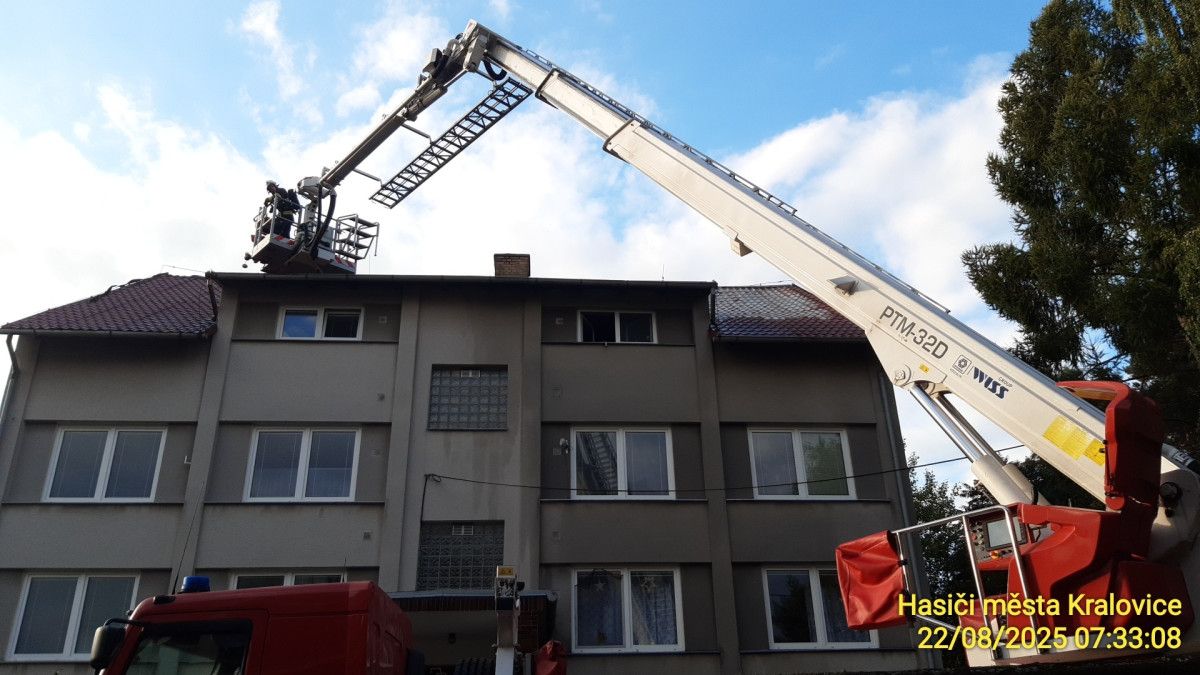 Při požáru v Chříči se zranili dva hasiči, příčinou byl sporák